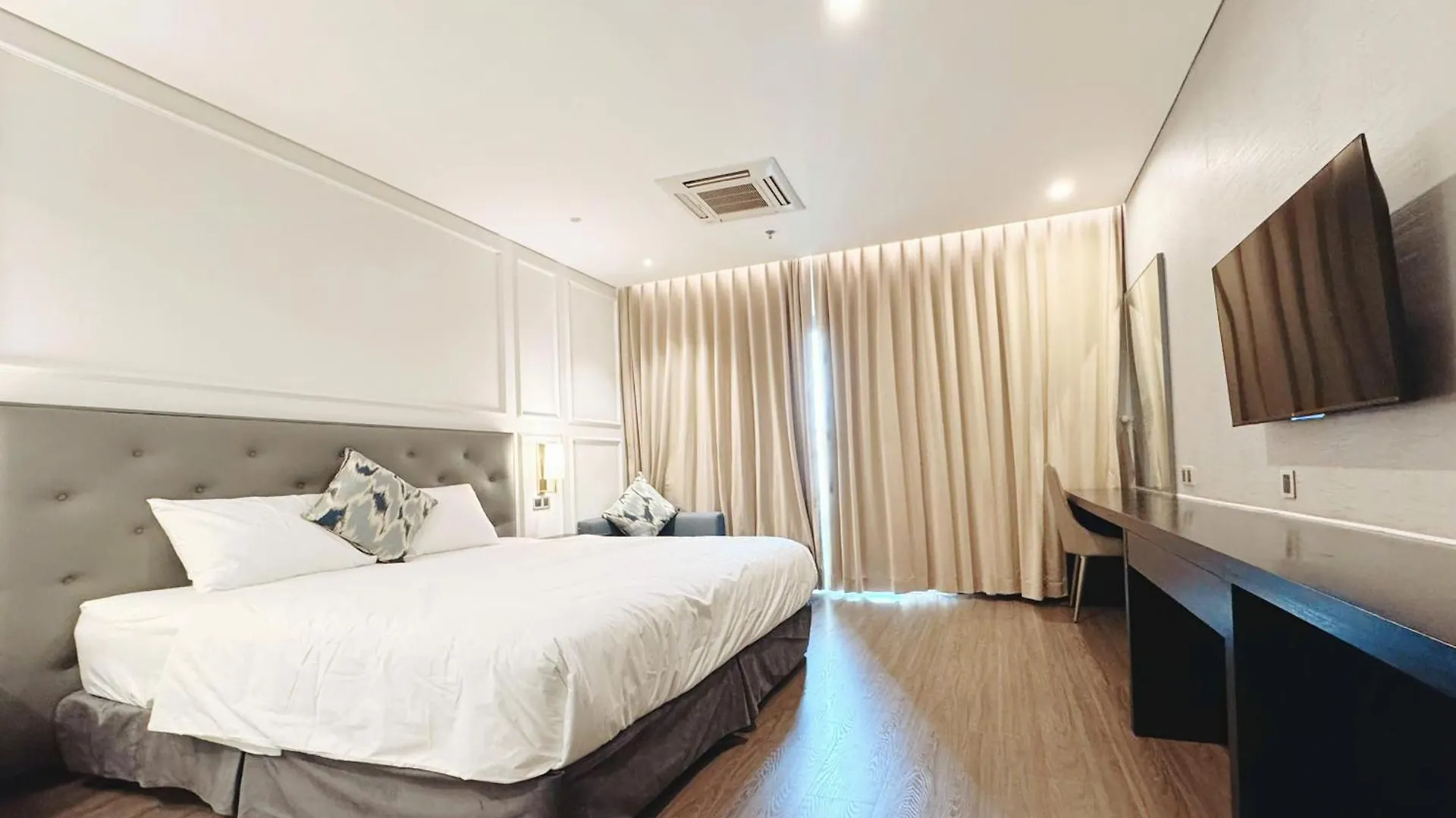 Wyndham Danang Golden Bay Hotel Vietnam